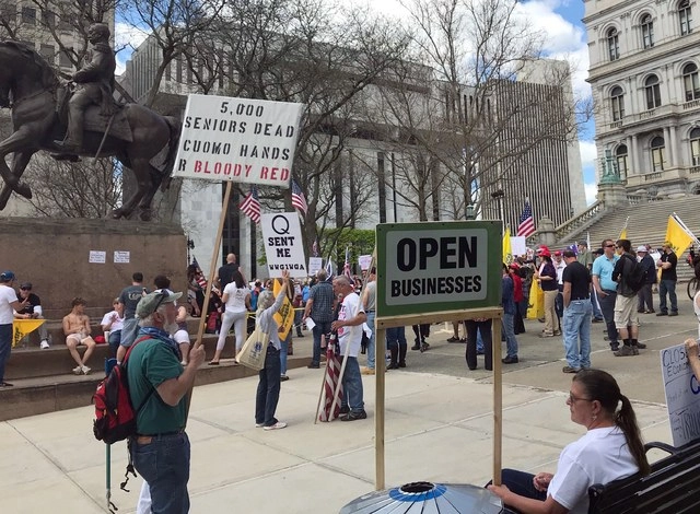 Manifestantes exigen la reapertura de la economía en Nueva York. Foto Ap