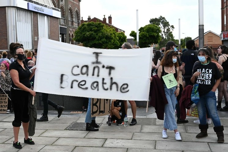 En todas las marchas está presente la frase "No puedo respirar" dicha por George Floyd antes de morir asfixiado por la rodilla que colocó un policía en su cuello para inmovilizarlo. La imagen en Liverpool, Inglaterra. Foto Afp