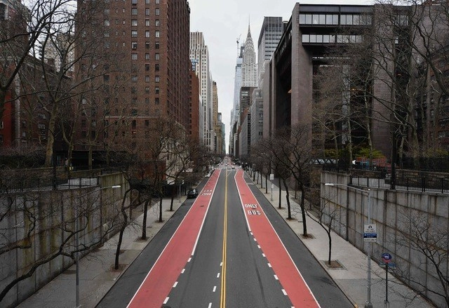 El gobernador Andrew Cuomo advirtió de que la gente "va a morir en el corto plazo" debido a la falta de ventiladores y camas de hospital, por lo que pidió que se desplieguen recursos de todo Estados Unidos. En la imagen de archivo, calle de Nueva York. Foto Afp