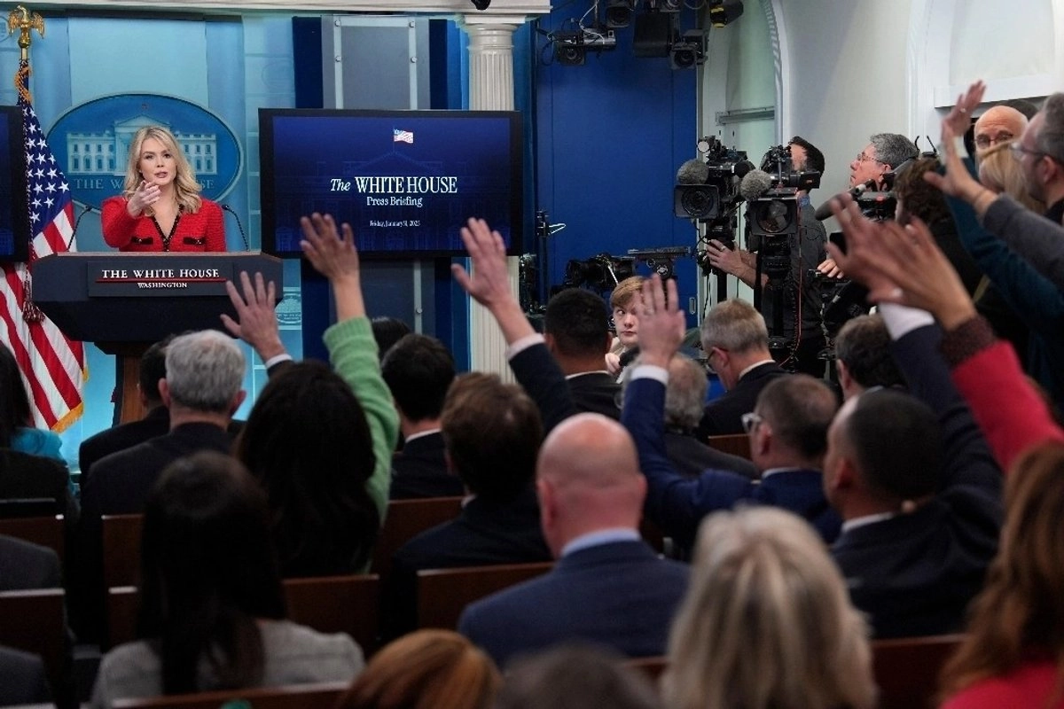 Las nuevas reglas prohíben el acceso de los periodistas a grandes áreas del Pentágono sin escolta y establecen que el secretario Pete Hegseth puede revocar el acceso a reporteros. Foto