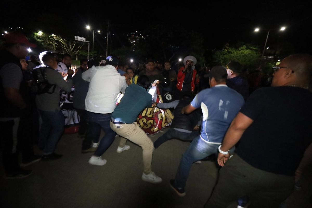 El grupo de choque se posicionó delante de ellos sin dejar distancia de por medio e incluso jalando por momentos la lona, lo que desencadenó en una gresca que duró al menos 5 minutos. Foto