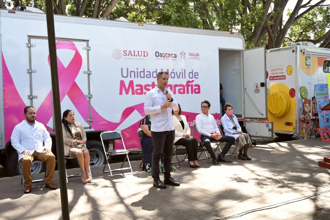El gobernador de Oaxaca, Alejandro Murat, durante la inauguración de la Jornada de Salud Pública realizada en el parque El Llano. Foto La Jornada
