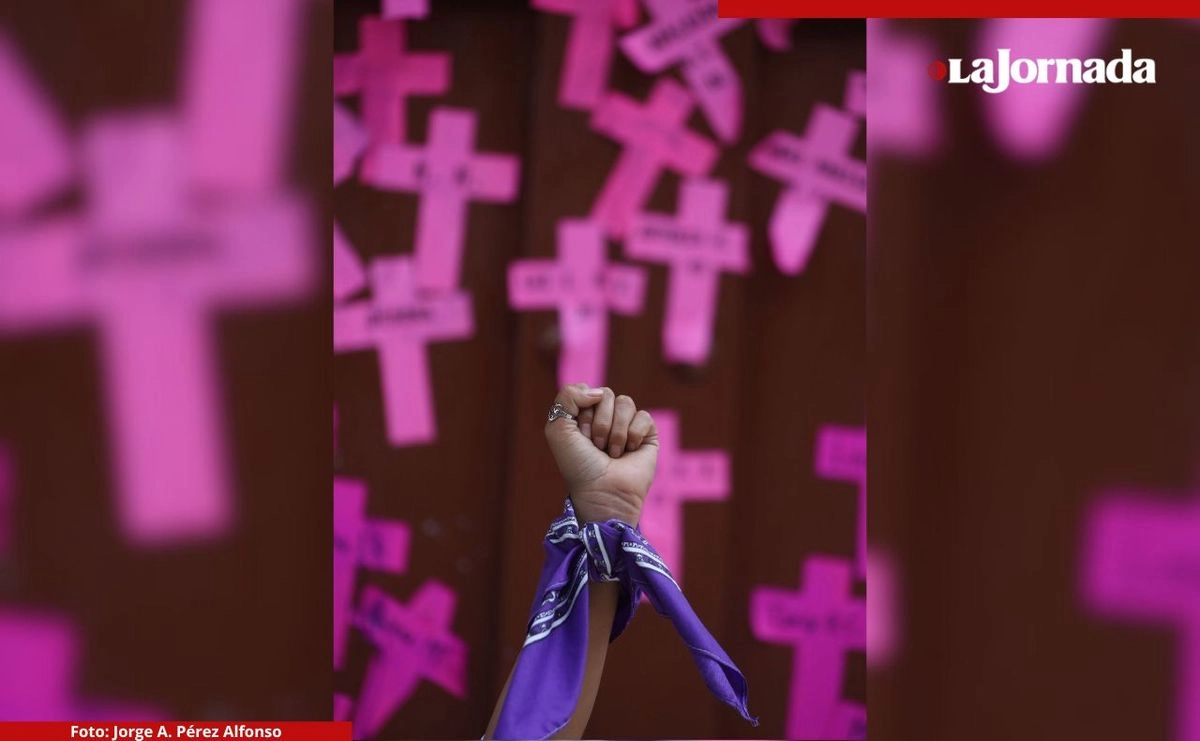 Durante una protesta en 2022 contra los feminicidios en Oaxaca mujeres colocaron cruces rosas con los nombres de víctimas para honrar su memoria y exigir justicia. 