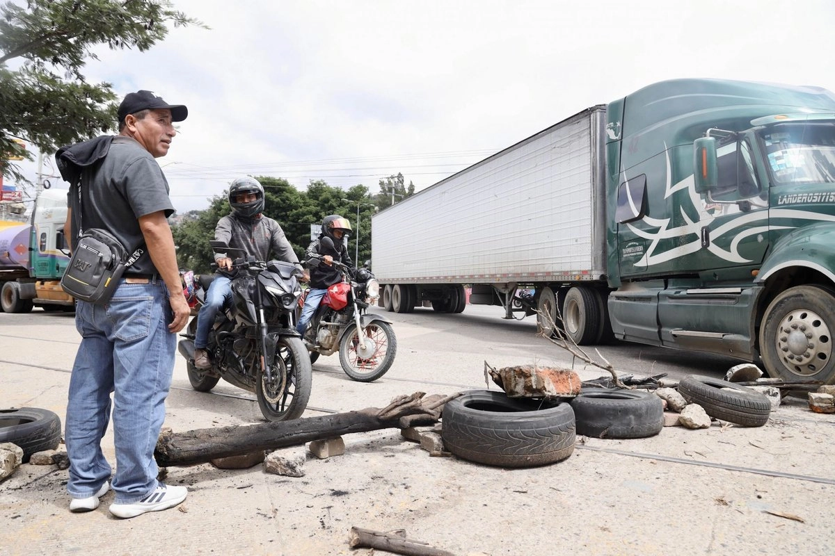 La advertencia de cerrar la carretera que une el estado de Oaxaca con el estado de Guerrero, ocurre en el marco de la cercanía de un periodo vacacional que mueve a millones de personas cada año. Foto
