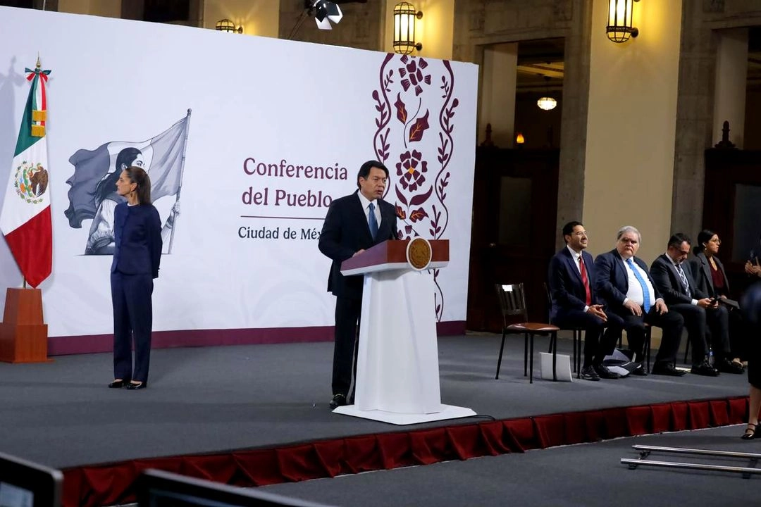 El titular de la SEP, Mario Delgado Carrillo, durante la conferencia presidencial matutina en Palacio Nacional, en la Ciudad de México, el 26 de mayo de 2025. Foto 