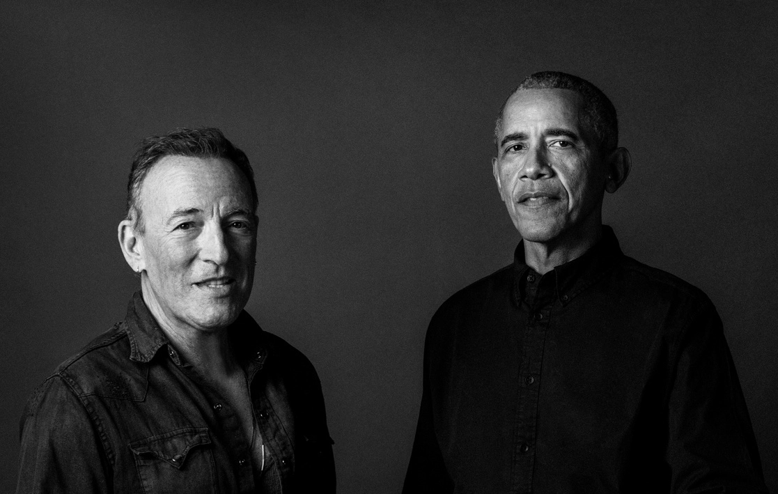 El ex presidente Barack Obama y el músico Bruce Springsteen, quienes lanzarán un libro en octubre, posan para una foto. Foto Rob DeMartin vía Ap