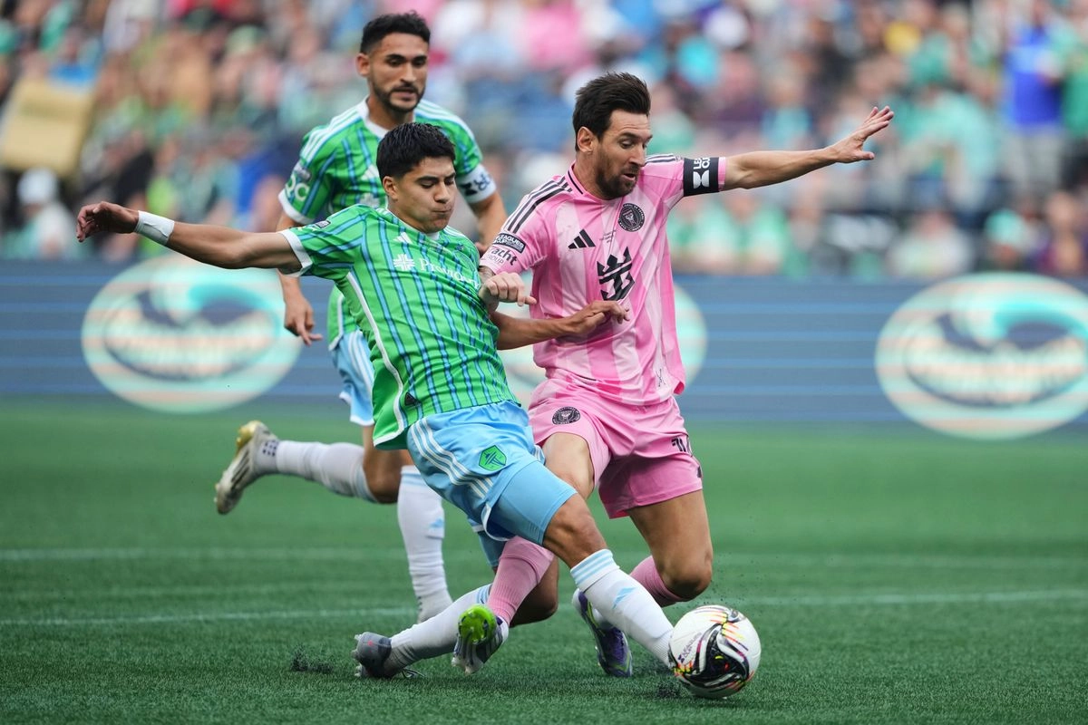 El mediocampista de los Seattle Sounders, Obed Vargas, a la izquierda, le quita el balón al delantero del Inter Miami, Lionel Messi, a la derecha, durante la primera mitad de un partido final de la Copa de las Ligas el domingo 31 de agosto de 2025, en Seattle.