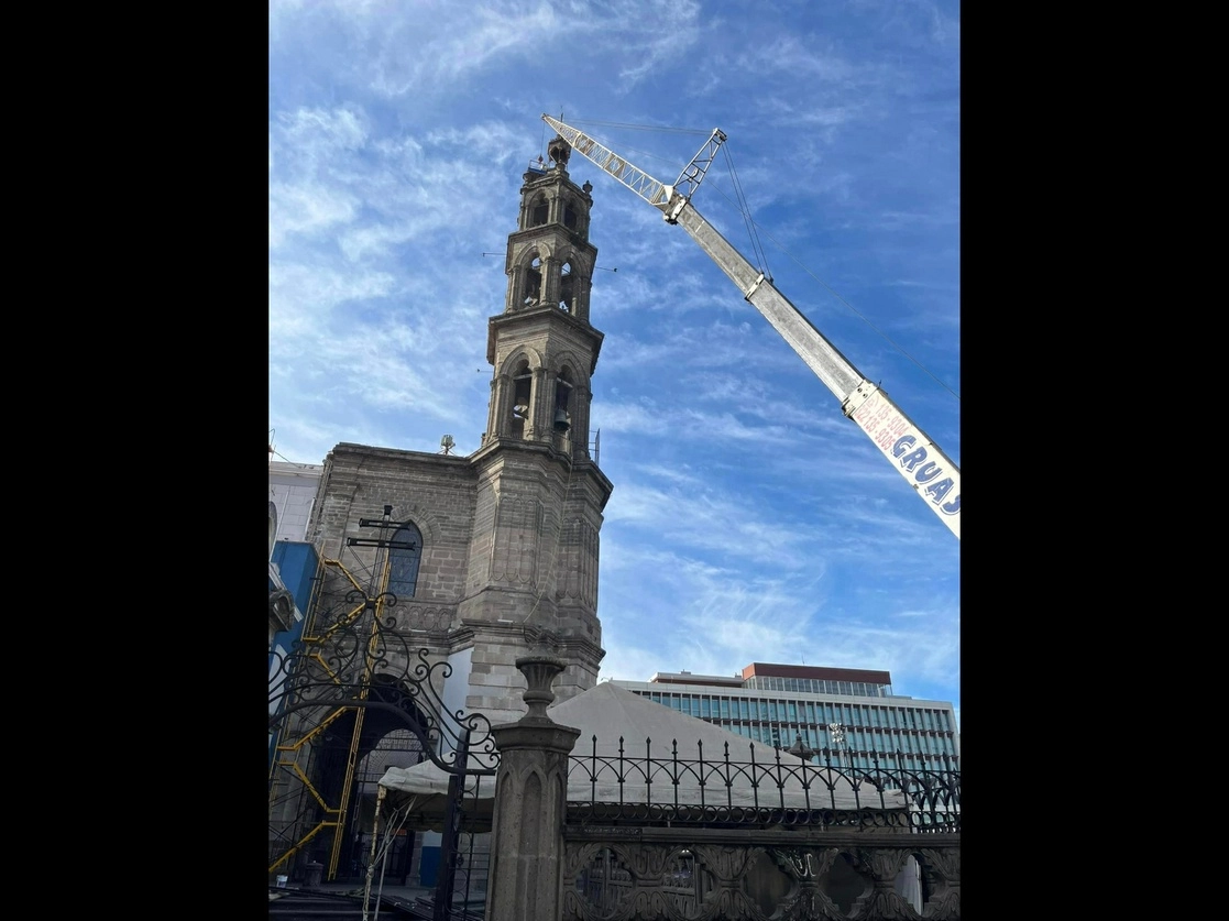 Labores de reparación en el recinto religioso. Imagen tomada de https://www.facebook.com/luisartemio.florescalzada