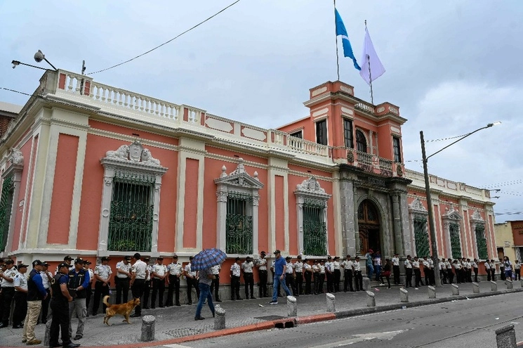 La Conferencia Episcopal de Guatemala expresó su preocupación por el fallo de la Corte de Constitucionalidad que retrasa la oficialización de los resultados electorales. Foto Afp