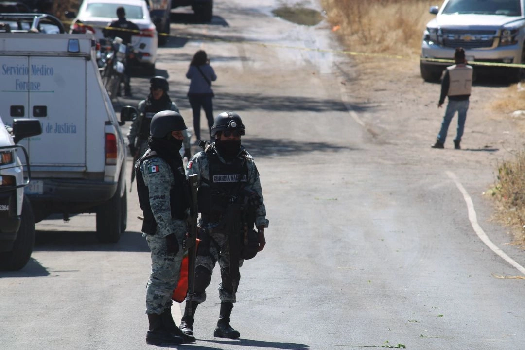 La madrugada del lunes, un grupo de hombres armados asesinó a Ángel, de 19 años de edad; a Braulio, de 25 años; y a Ángel, de 25 años.