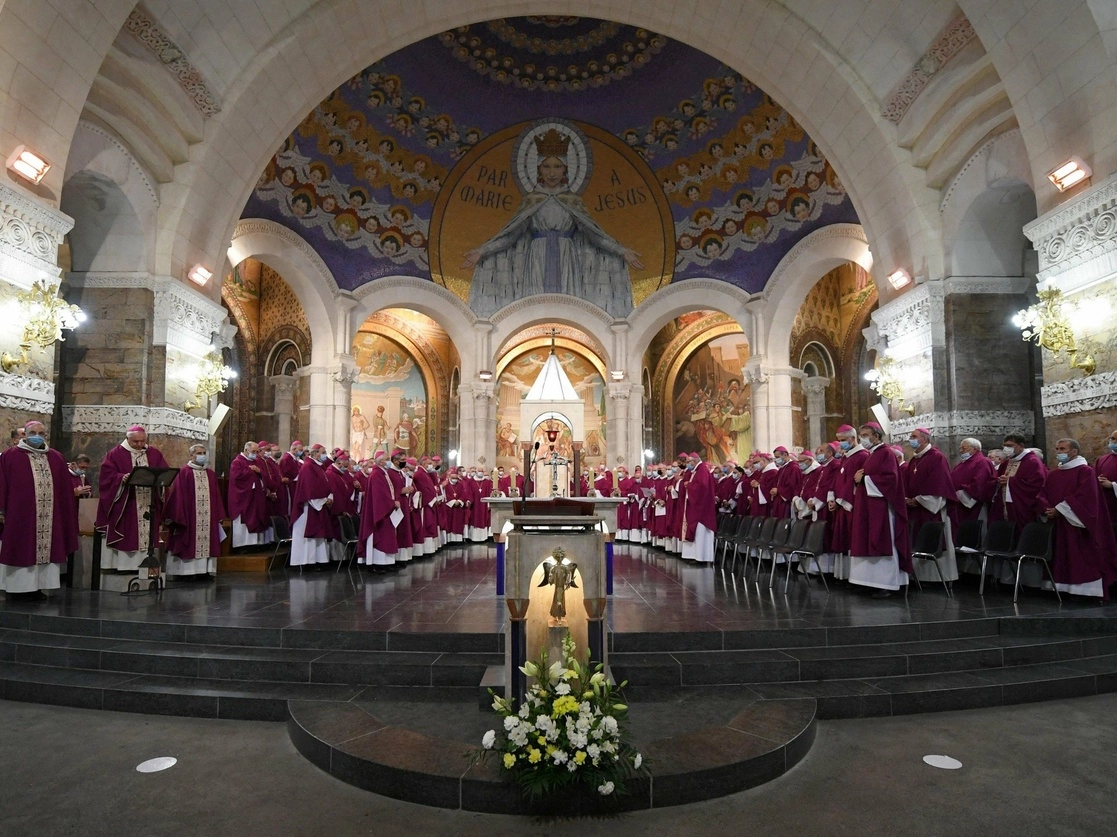 Obispos franceses reconocieron la "responsabilidad institucional" de la Iglesia católica en los abusos sexuales a menores. En la imagen, reunidos en Lourdes para su encuentro anual. Foto Afp