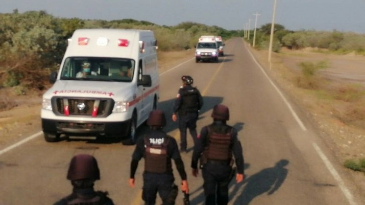 Elementos policiacos y de emergencias médicas acudieron a la comunidad Ikoots del Istmo de Tehuantepec, en Oaxaca, luego de que se perpetrara una masacre con saldo de 15 habitantes muertos como resultado de un conflicto político electoral entre la cabecera municipal y otras comunidades. Foto Cuartoscuro 