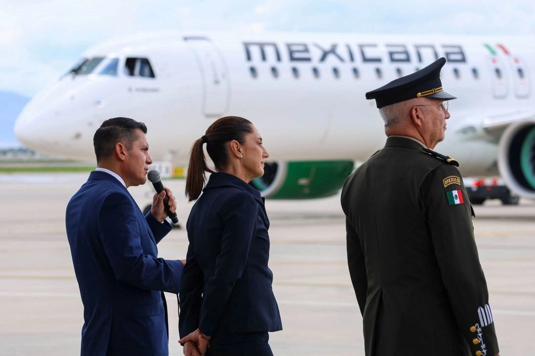 La presidenta Claudia Sheinbaum encabezó ayer el arribo de la aeronave EMBRAER E-195E2, que pasará a formar parte de la flotilla de la aerolínea Mexicana de Aviación. La unidad aterrizó en el AIFA. En la imagen la acompaña Ricardo Trevilla Trejo, secretario de la Defensa.