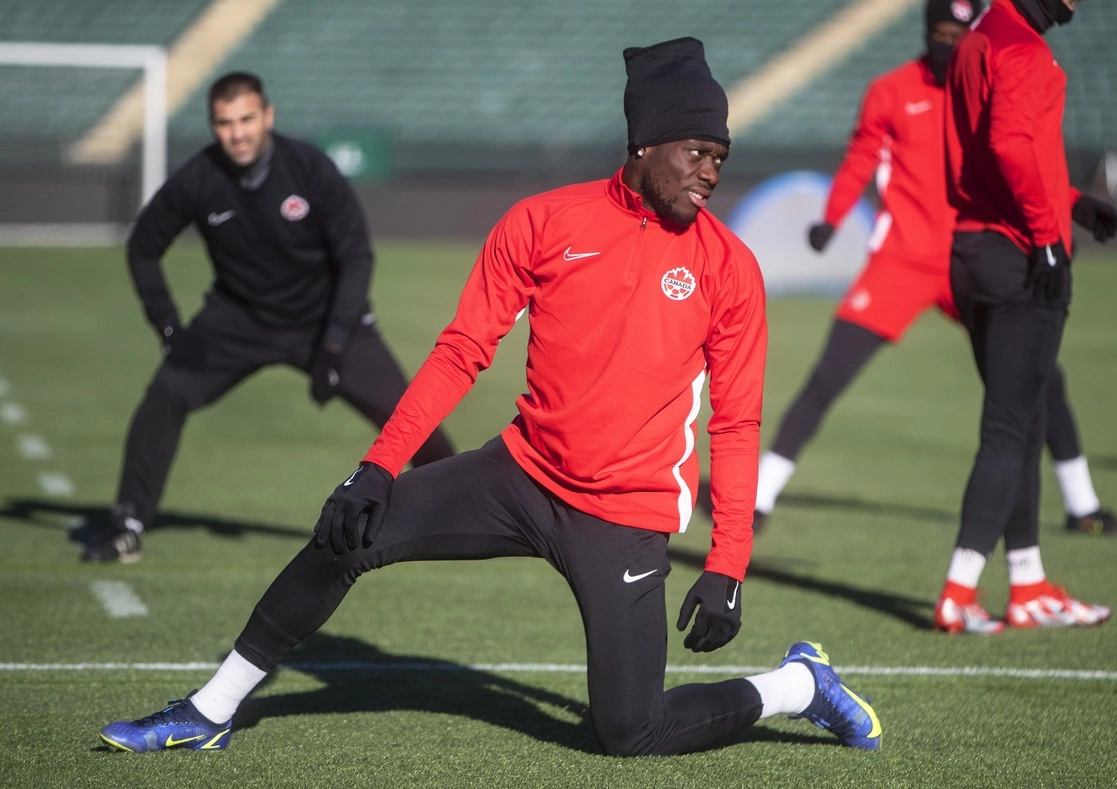 El canadiense Alphonso Boyle Davies, versátil futbolista de apenas 21 años, quien juega como defensa y mediocampista en el Bayern Múnich, de Bundesliga alemana, bromeó sobre las adversas condiciones climáticas que deberá enfrentar hoy el ‘Tri’. Foto Ap / Archivo