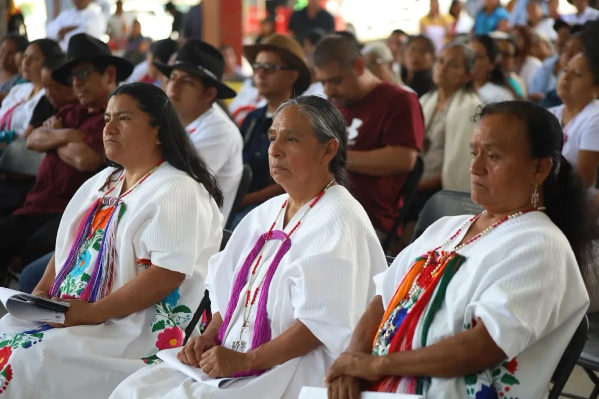 Mujeres de la localidad zapo-teca Villa Hidalgo Yalalag, en Oaxaca, visten trajes típicos, que elaboran en sus comunidades. 