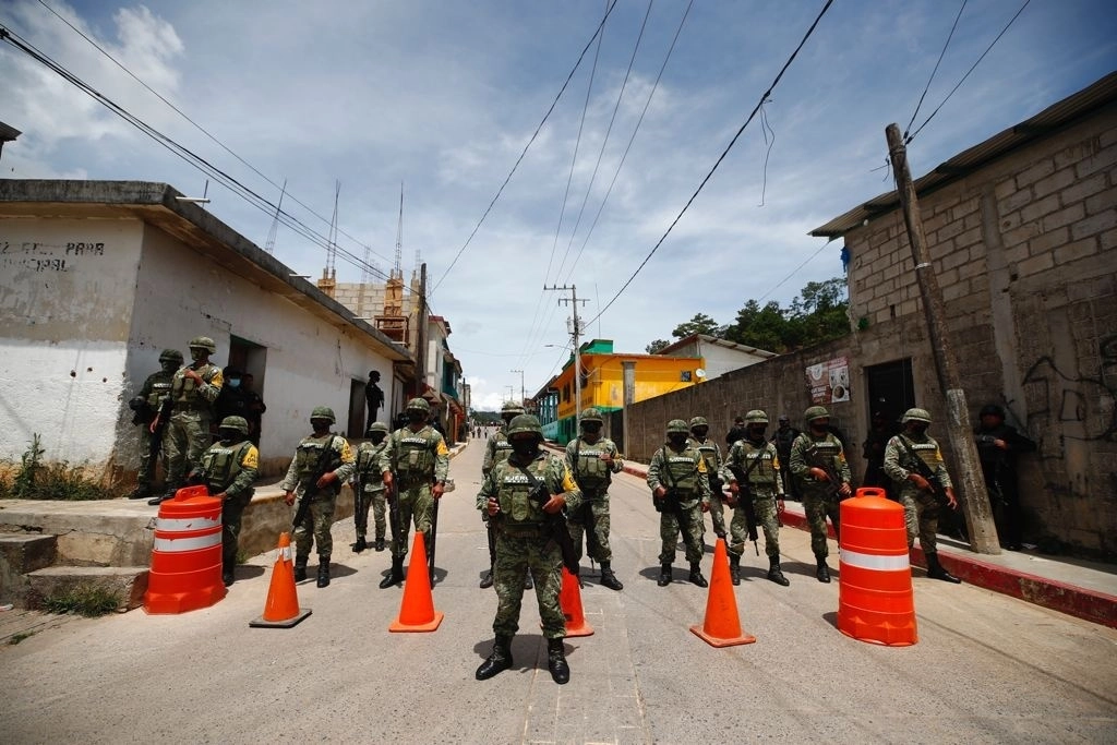 Militares custodian el sitio donde se realizó la elección por usos y costumbres en Pantelhó en julio de 2021. Foto Víctor Camacho / 