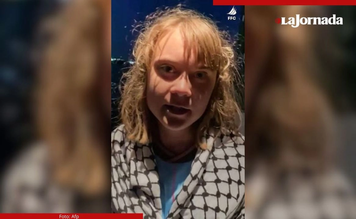El grupo activista Coalición Flotilla de la Libertad a través de AFPTV muestra a la activista sueca Greta Thunberg, a bordo del barco de ayuda humanitaria Madleen con destino a Gaza, afirmando que el barco había sido interceptado por las fuerzas israelíes. 