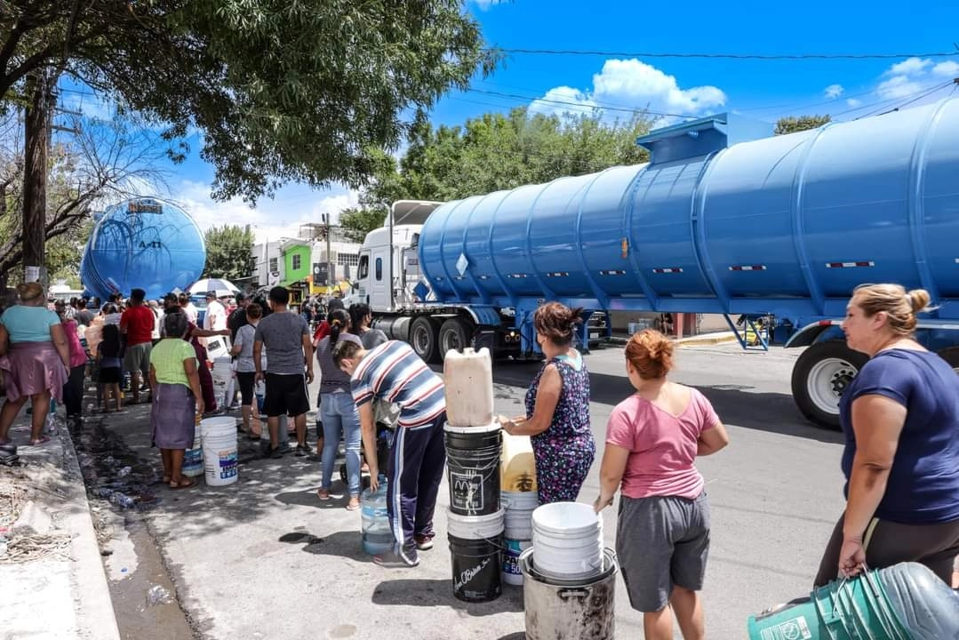 Personal de Servicios de Agua y Drenaje de Monterrey abastece con pipas a habitantes de la colo-nia Revolución, quienes hacen largas filas para recibir el líquido en bidones y botes. Foto tomada del Twitter de los SAD