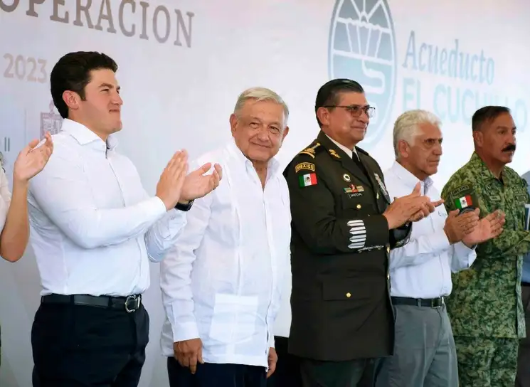 El presidente Andrés Manuel López Obrador (centro), acompañado del gobernador de Nuevo León, Samuel García (izq.) y el secretario de la Defensa Nacional, Luis Cresencio (der.), puso en operación la primera etapa del acueducto El Cuchillo, que permitirá abastecer de agua al área metropolitana de Monterrey. Foto Presidencia.