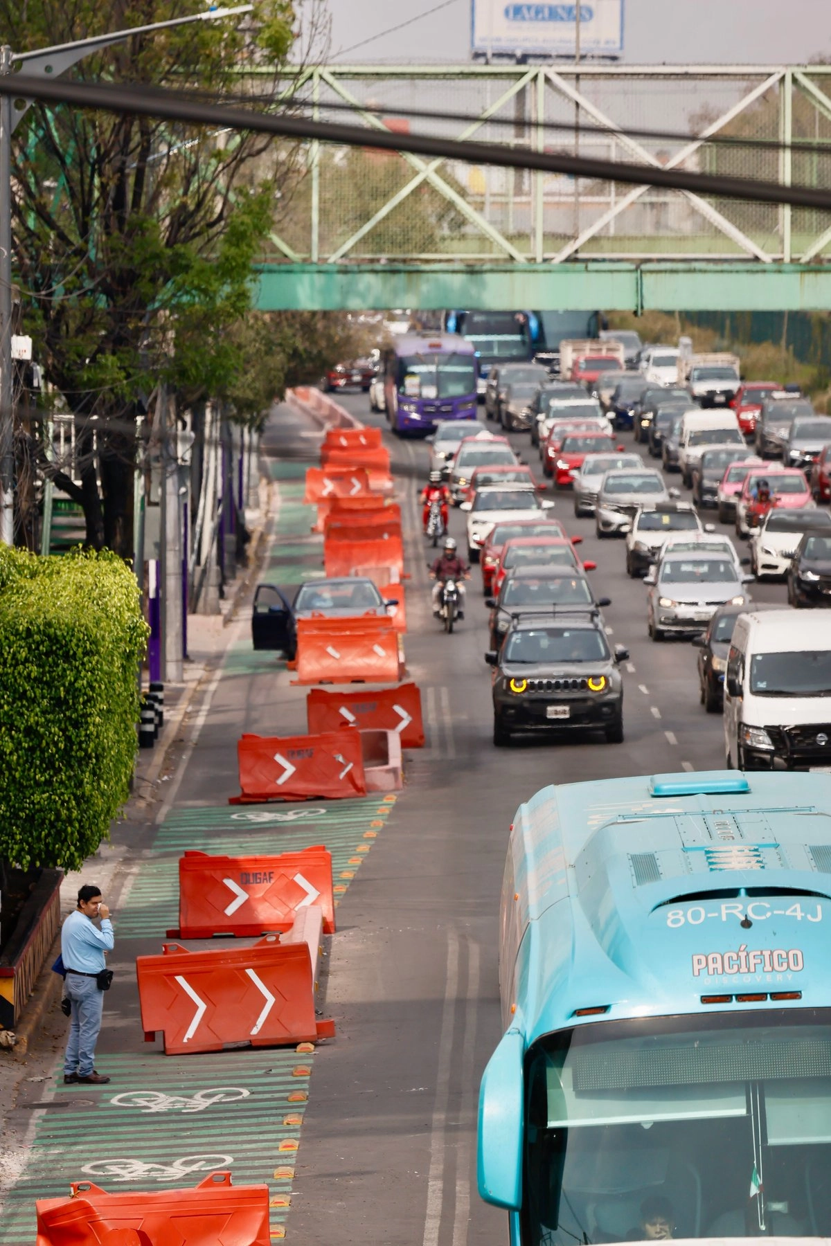 La ciclovía que se construye en calzada de Tlalpan la convirtió ya en un tapón intransitable. Pese a que en algunos tramos se permite circular a 80 kilómetros por hora, hoy eso es imposible, lamentan conductores. Señalan que la zona más caótica es a la altura de San Antonio Abad. Una ciclovía no funciona aquí, reprochan.