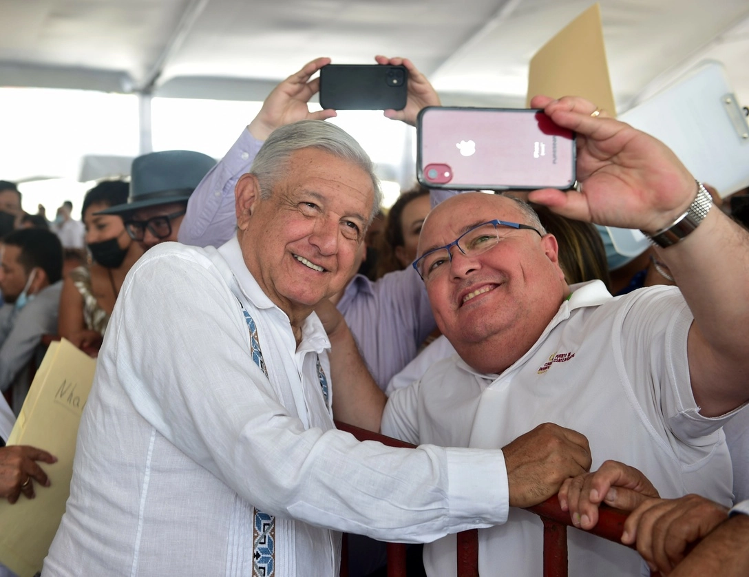 El mandatario acudió ayer a Coatzacoalcos a supervisar el avance en la modernización de este puerto. Foto Presidencia