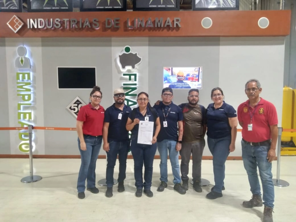 Sindicalistas muestran resultados de la votación por la que se reconocer el CCT. Imagen cortesía del sindicato minero 