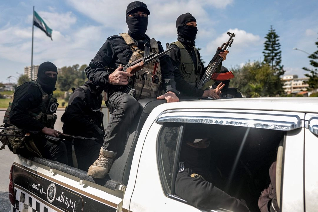 Fuerzas de seguridad leales al gobierno interino se desplazan por una carretera en la ciudad de Latakia, en el oeste de Siria, el 9 de marzo de 2025. Foto 
