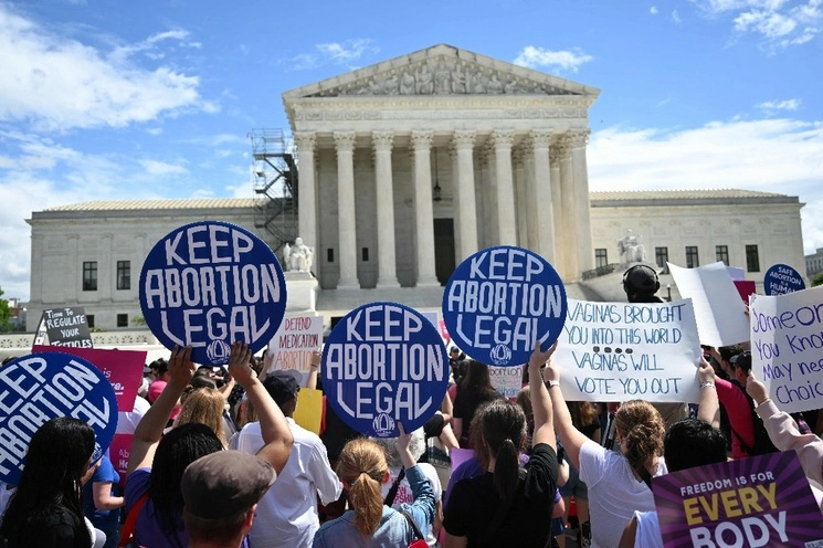 Manifestantes se manifiestan en apoyo del derecho al aborto en la Corte Suprema de EE. UU. en Washington, DC, el 15 de abril de 2023. Foto Afp