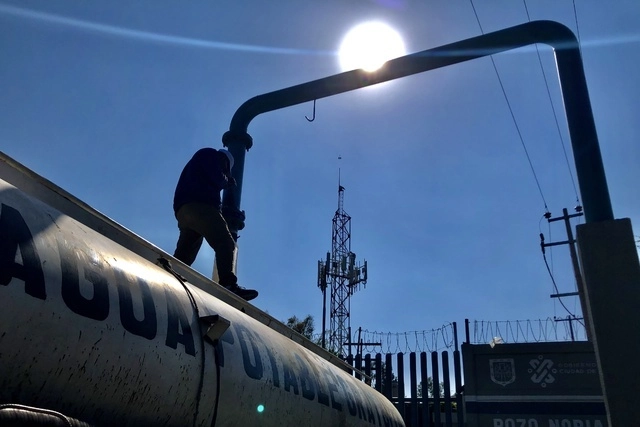 El gobierno de la Ciudad de México asumirá el control de cobro de agua de grandes consumidores. Foto Luis Castillo