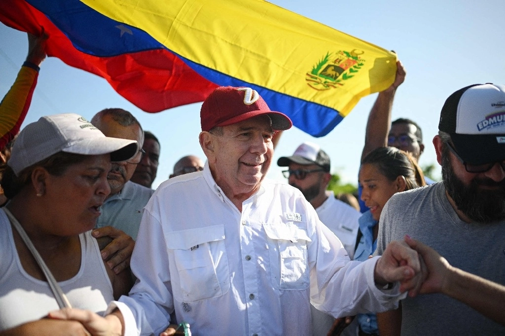 Edmundo González Urrutia (centro), ex candidato presidencial de la oposición venezolana, durante un acto de campaña el pasado 26 de junio. Foto Afp/Archivo.