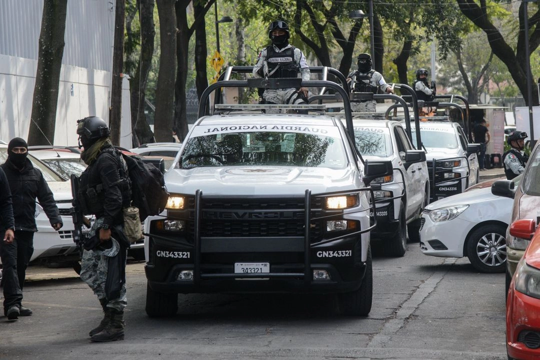 Un convoy de la Guardia Nacional llega a la Fiscalía Especializada en materia de Delincuencia Organizada (FEMDO) ubicada en la Ciudad de México.