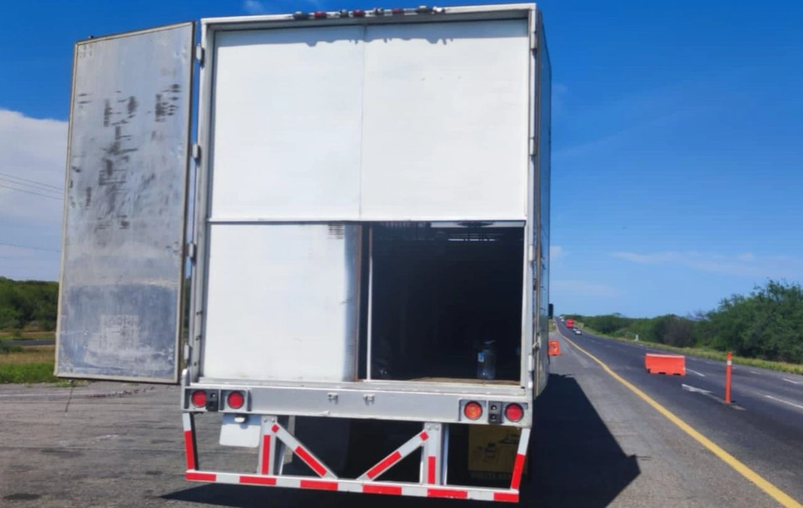 Unidad que transportaba a 139 personas provenientes de Guatemala, Honduras y El Salvador, quienes no contaban con la documentación que acreditara su legal estancia en el país.