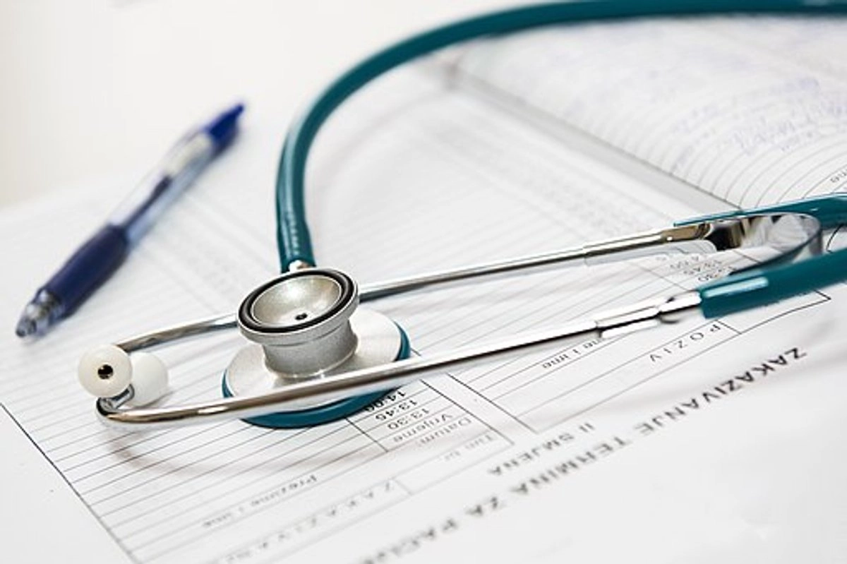 El imputado no contaba con el título ni cédula de la especialidad que se requería para el área en la que sucedieron los hechos, en un hospital del sector público en el estado de Tabasco.