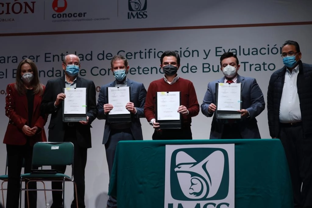 El director general del IMSS, Zoé Robledo, encabeza la firma del convenio "IMSS-Conocer", en instalaciones del Teatro Juan Moisés Calleja, en Paseo de la Reforma, Ciudad de México, el 29 de septiembre de 2020. Foto María Luisa Severiano