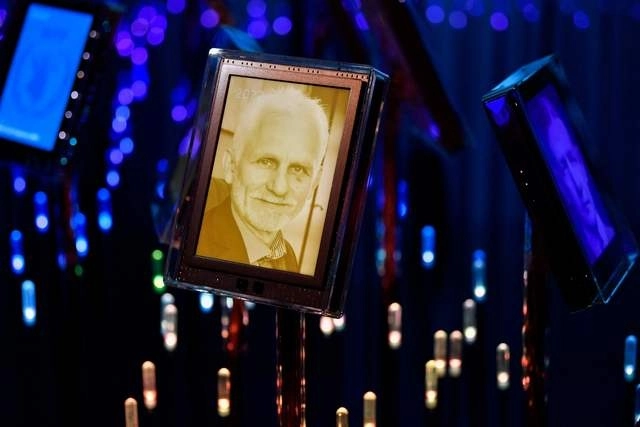 Una foto del ganador del Premio Nobel de la Paz 2022, el activista Bielorrusia Ales Bialiatski, se exhibe en el jardín del Nobel en el Instituto Nobel de Noruega en Oslo. Foto Afp