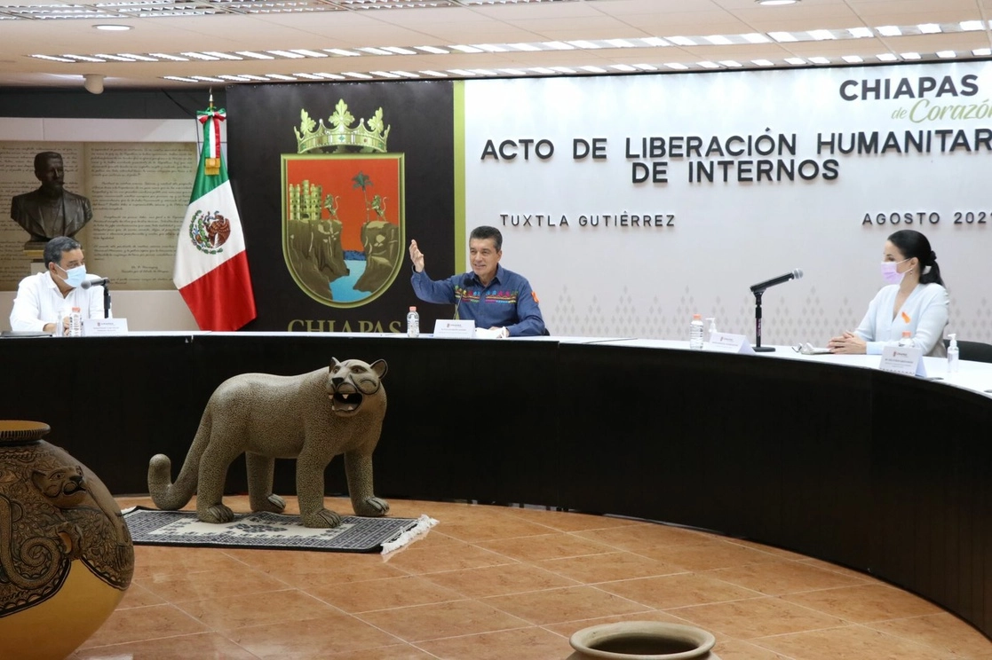 El gobernador de Chiapas, Rutilio Escandón, informó que 854 mujeres y hombres han recuperado su libertad, con los trabajos de la Mesa de Reconciliación, en lo que va de su administración. Foto ‘La Jornada’