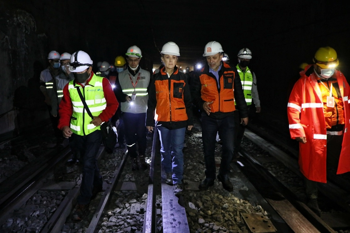 La jefa de Gobierno, Claudia Sheinbaum, recorrió la estación Pantitlán para supervisar los avances en los trabajos de modernización de la línea 1 del Metro. Foto La Jornada