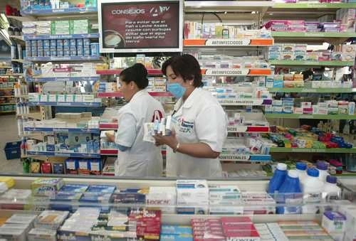 Empleadas de una farmacia en imagen de archivo. Foto Yazmín Ortega Cortes