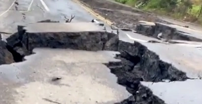 La Secretaría de Infraestructura, Comunicaciones y Transportes, SICT trabajan conjuntamente con autoridades estatales en evaluar los daños de la carretera y en la planeación de los trabajos de compostura. Captura video redes sociales 
