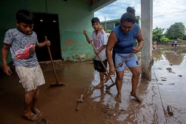 Damnificados por huracán Erick en Juchitán, Oaxaca. Foto 