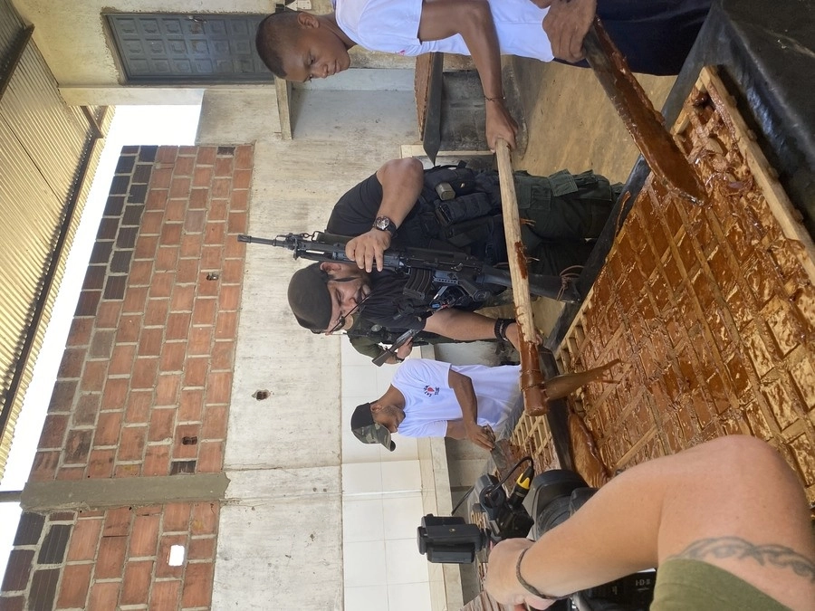 Richard, uno de los comandantes del frente 33 de las disidencias de las FARC, visita el lugar donde se procesa la caña de azúcar para convertirla en piloncillo, en un campo de rehabilitación creado por el grupo armado para los jóvenes con problemas de adicción a la cocaína. Foto Jorge Enrique Botero