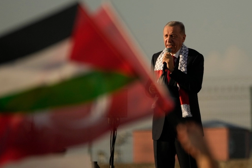 Recep Tayyip Erdogan, presidente de Turquía, durante su discurso frente a miles de personas en Estambul. Foto Ap