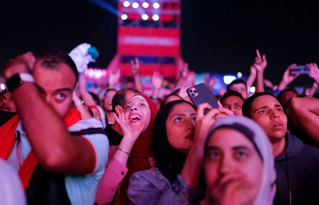 Autoridades impidieron a miles de aficionados entrar al Fan Fest realizado la víspera del arranque del Mundial de Futbol; aunque decepcionados, los hinchas reaccionaron con tranquilidad ante el inesperado operativo policiaco. Foto Afp
