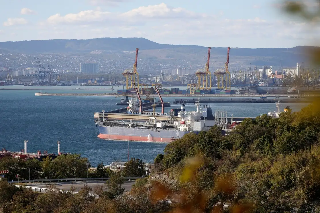 Un buque petrolero en el complejo de Sheskharis en Novorossiysk, Rusia. Foto Ap / Archivo
