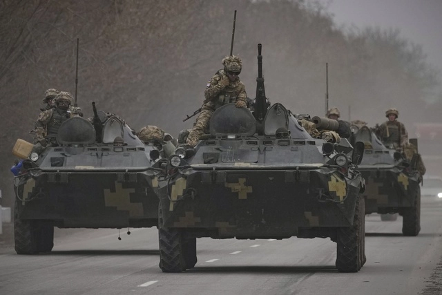 Militares ucranios circulan por una carretera en la región de Donetsk. Foto Ap