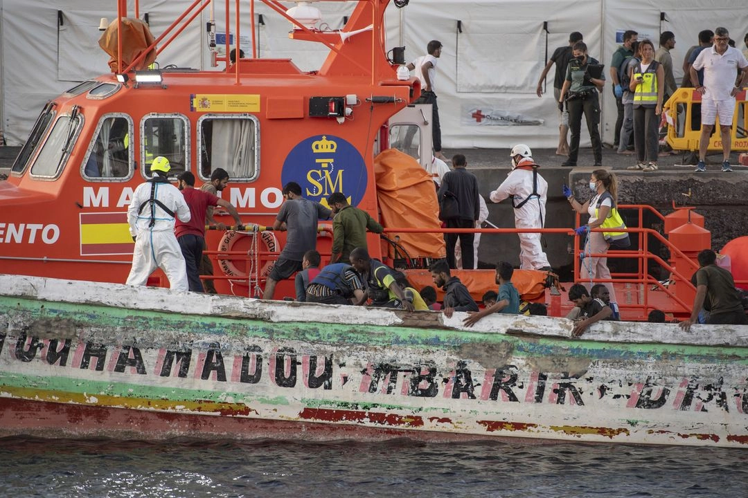 Los servicios sanitarios atienden a los migrantes llegados en cayuco al puerto de La Restinga, en El Hierro, Canarias, España. 