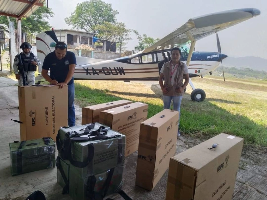 El Instituto de Elecciones y Participación Ciudadana (IEPC) de Chiapas informó que hasta el jueves en la noche había entregado 5 mil 370 paquetes con papelería para los comicios de hoy, lo que representa un avance de 76.96 por ciento. Foto ‘La Jornada’