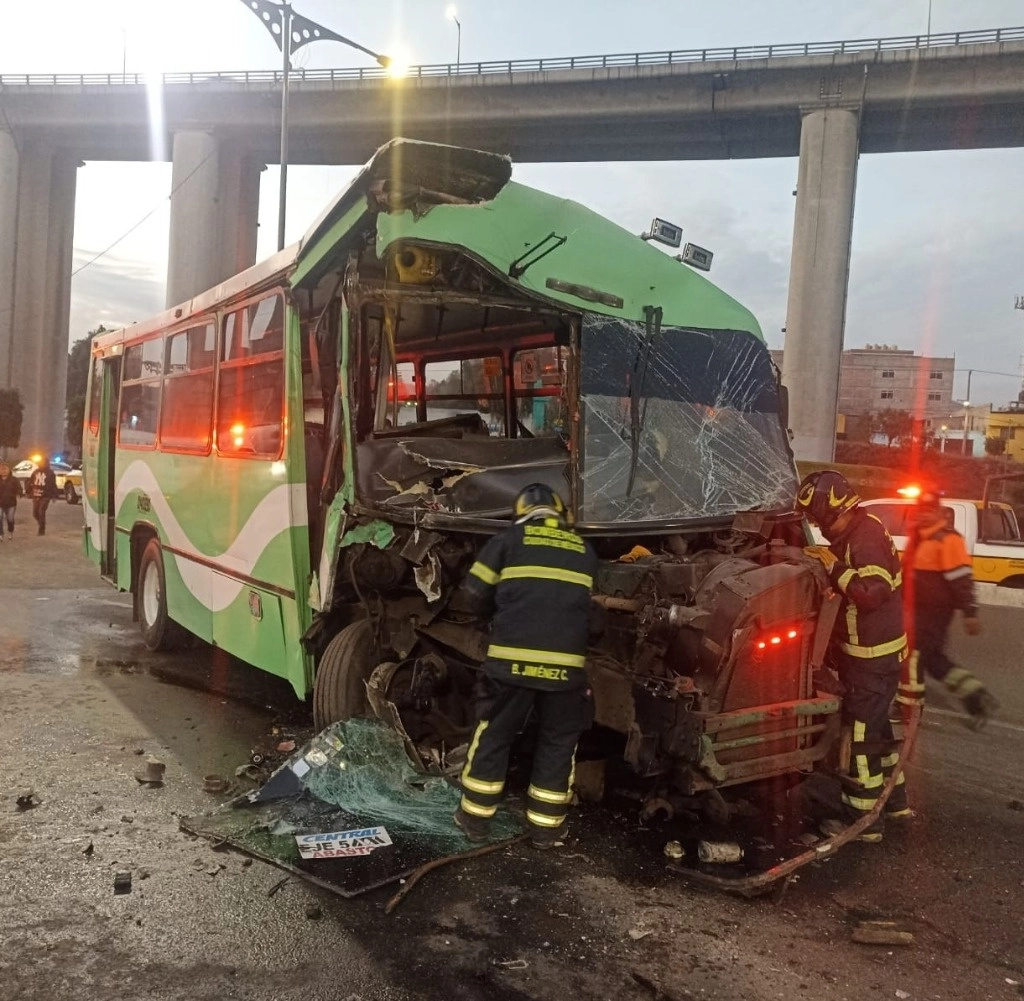 Personal del Heroico Cuerpo de Bomberos y del Escuadrón de Rescate y Urgencias Médicas acudieron al sitio donde ocurrió el accidente en la alcaldía Iztapalapa, el 30 de enero de 2024. Foto tomada de X @Bomberos_CDMX
