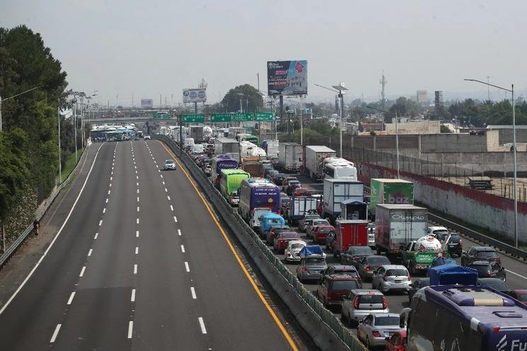 Concesionarios de transporte público de Tizayuca, Hidalgo, cerraron más de ocho horas distintos puntos de la carretera federal México-Pachuca para exigir a los tres niveles de gobierno mayor seguridad ante las constantes extorsiones del crimen organizado. Foto Alfredo Domínguez