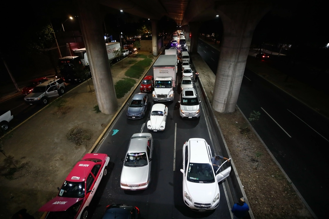 En el inicio del fin de semana largo, pobladores de Fierro del Toro y Tres Marías, bloquearon la carretera federal a Cuernavaca en ambos sentidos, así como el tramo norte-sur para exigir la presentación con vida de 3 jóvenes presuntamente privados de su libertad. Foto Víctor Camacho